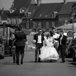 mariage à Autun photo des mariés en ville amis