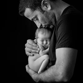 Photo de bébé dans les bras de son papa à Dijon en Côte-d'Or en Bourgogne