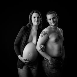 photo de couple lors d'une séance grossesse en studio à Dijon