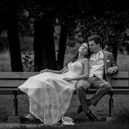 photo de mariage sur un banc en Bourgogne à Autun