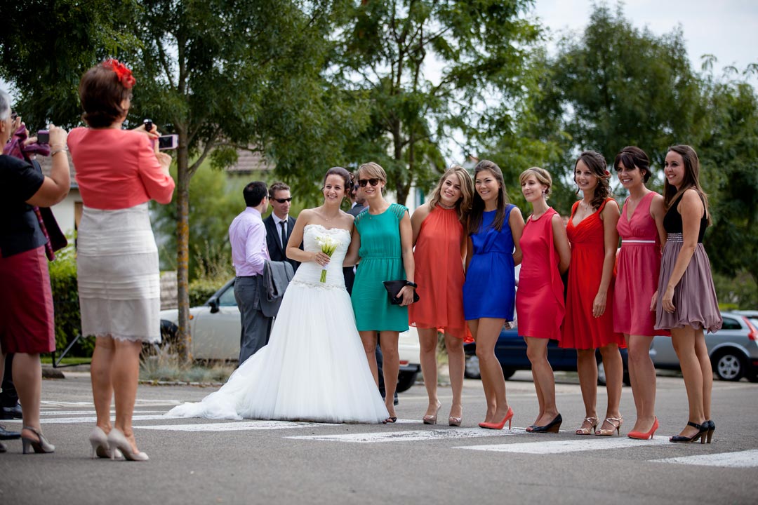 photo de mariage à Dijon demoiselle d'honneur en robe de couleur