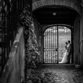 photographe Dijon mariage couple sous un porche