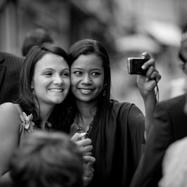 photographe de mariage à Autun en Bourgogne selfie filles