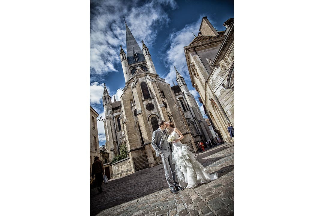 photographe de mariage en Bourgogne à Dijon couple église Notre-Dame