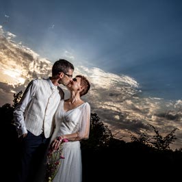photographe de mariage au domaine de pont-de-pany couple sous le soleil