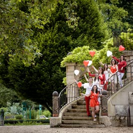 Groupe de filles habillées de rouge et de blanc pris en photo lors d'un EVJF à Dijon sur escalier en pierre
