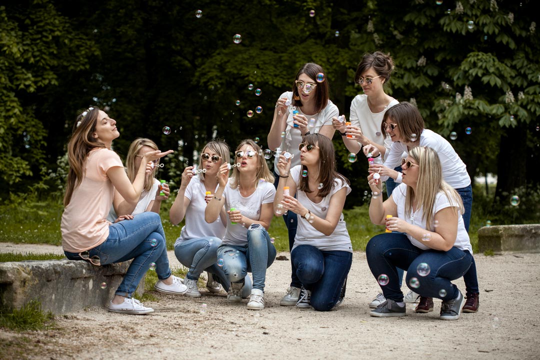 EVJF photographe à Dijon Filles soufflent des bulles de savon sur la future mariée
