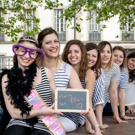 Photo d'EVJF avec ardoise merci les filles à Dijon