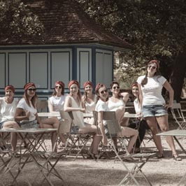 Photographe EVJF à Beaune Filles assises sur chaises parc de la Bouzaize