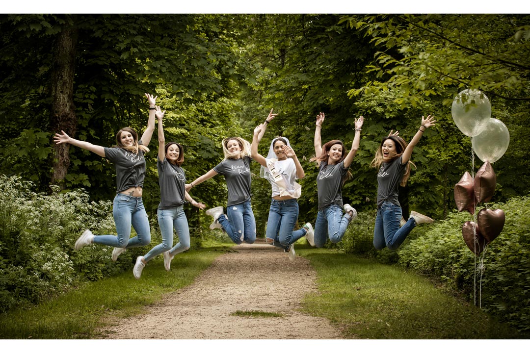 Photographe EVJF à Dijon - Filles sautent en l'air dans un parc