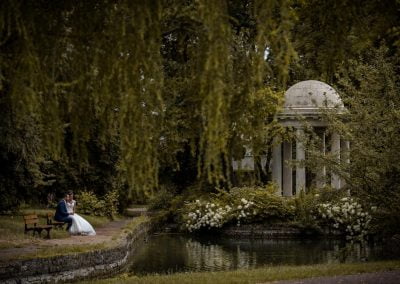 Couple de marié dans un parc à Dijon - Photographe de mariage - La Courtoisie