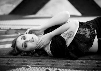 Photographe de mode à Dijon - Portrait en noir et blanc de fille sensuelle allongée sur le sol