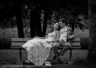 Photographe de mariage Mariés assis sur un banc en Bourgogne à Autun