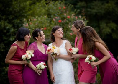 Photographe de mariage au Château de Saulon - Demoiselles d'honneur en robe de couleur