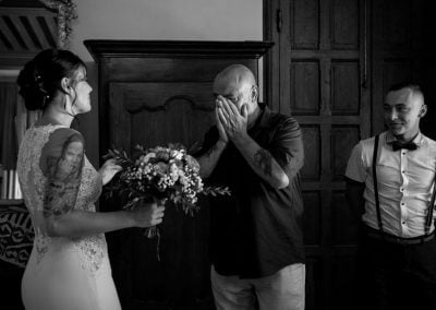 Photographe de mariage à Dijon - Un père ému découvrant sa fille avec sa robe de mariée