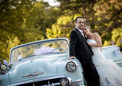 Photographe de mariage à Dijon - Photo de couple vers une belle voiture américaine