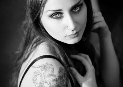 Photographe de mode à Dijon - Portrait en Noir et Blanc avec fille tatouée
