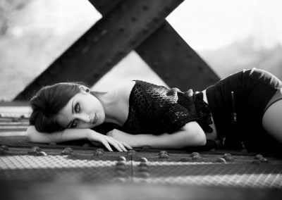 Photographe de mode à Dijon - Portrait en noir et blanc de fille allongée sur le sol