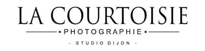 logo du site La Courtoisie photographe portrait et mariage a dijon en bourgogne