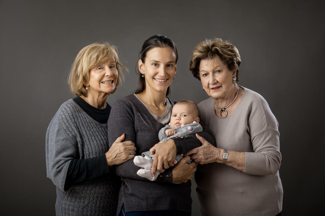 Portrait de famille quatre générations de femmes
