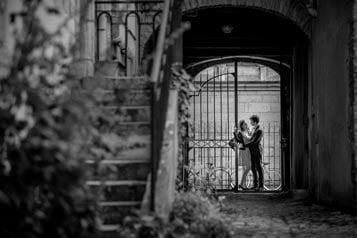 Photo de couple au centre ville de Dijon en noir et blanc