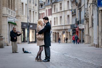 Séance photo de couple en extérieur à Dijon avec violoniste